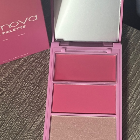 Pear Nova Cheek Palette PINK 3 Shades Beam Cream Vivid Matte Spark Pearl NEW - Picture 2 of 5